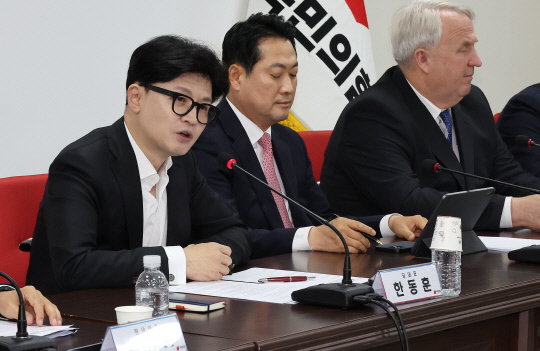 한동훈(맨왼쪽) 국민의힘 대표가 19일 서울 여의도 당사에서 열린 최고위원회의에서 발언하고 있다. [연합뉴스]